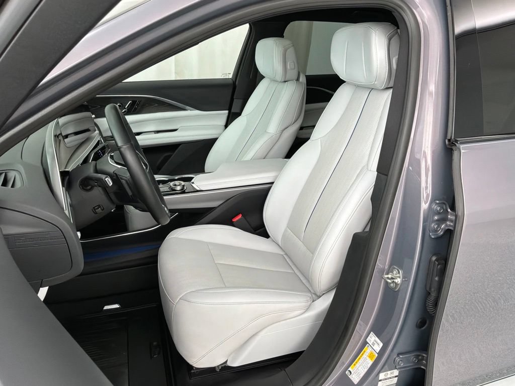 Used 2024 Cadillac Lyriq Luxury AWD/4WD image 12