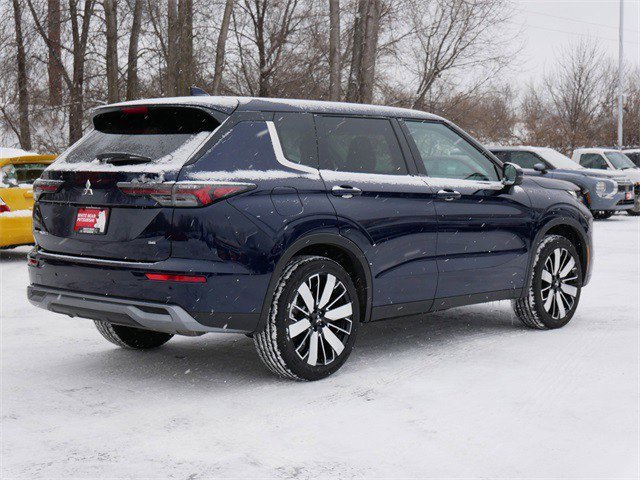 Used 2025 Mitsubishi Outlander SE image 7