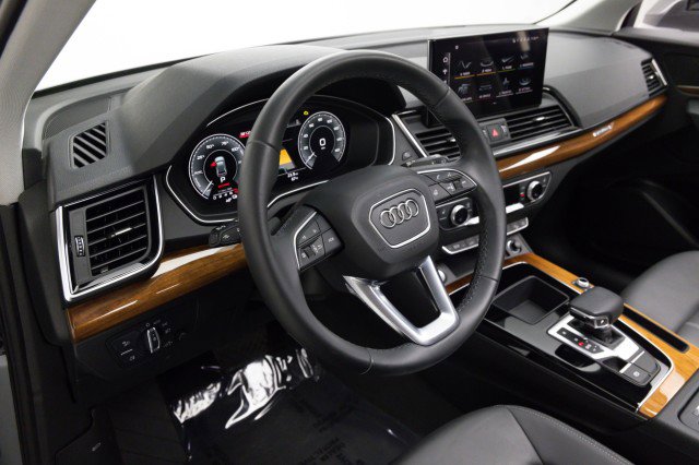 Used 2021 Audi Q5 e Premium w/ Convenience Package image 2