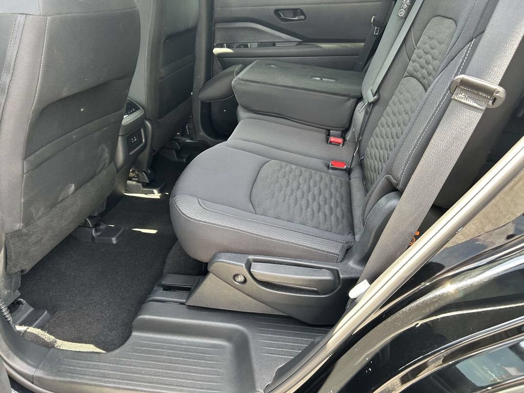 Used 2025 Nissan Pathfinder SV AWD/4WD image 13