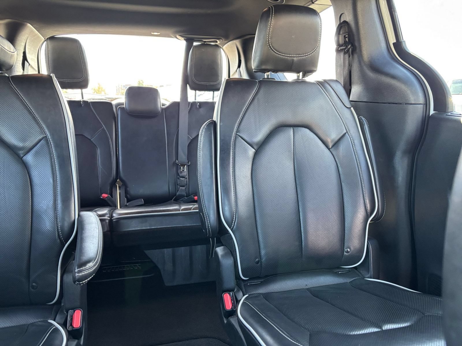 Used 2025 Chrysler Pacifica Limited FWD image 40