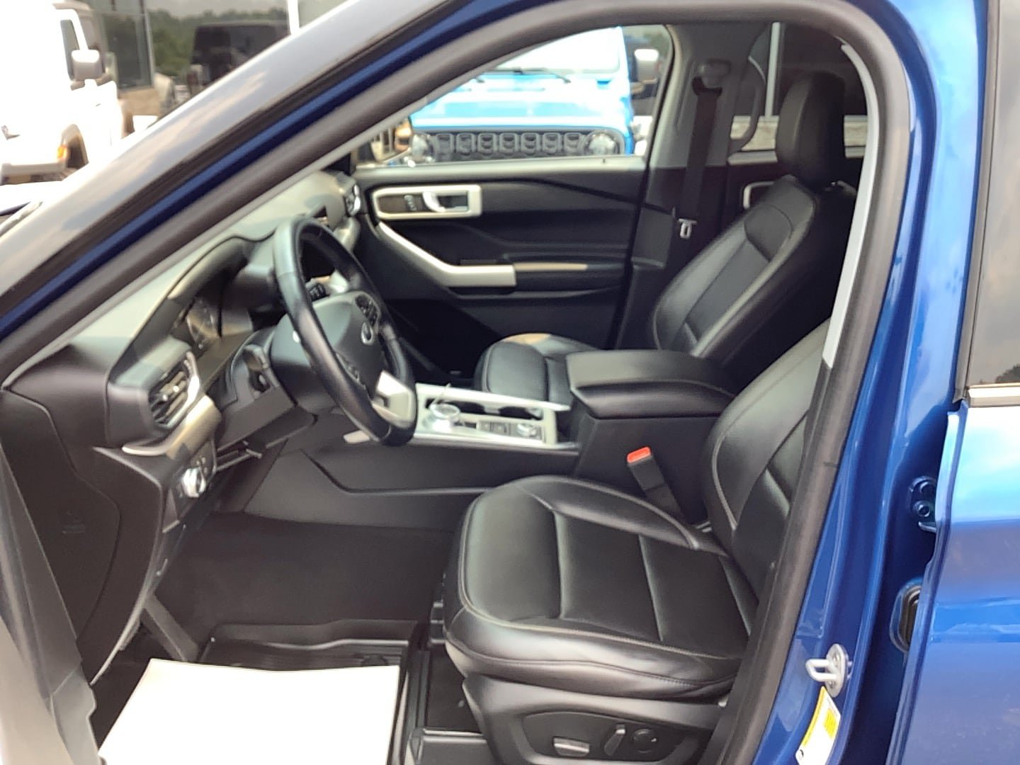 Used 2022 Ford Explorer XLT w/ Equipment Group 202A AWD/4WD image 10