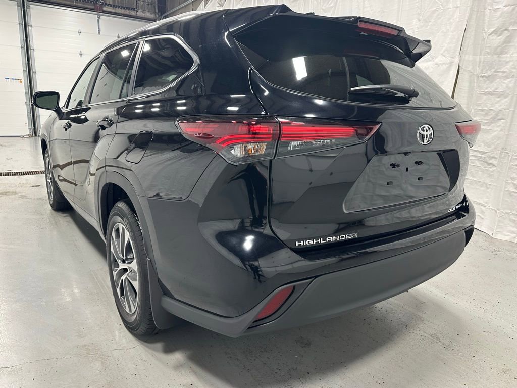 Used 2025 Toyota Highlander XLE image 5
