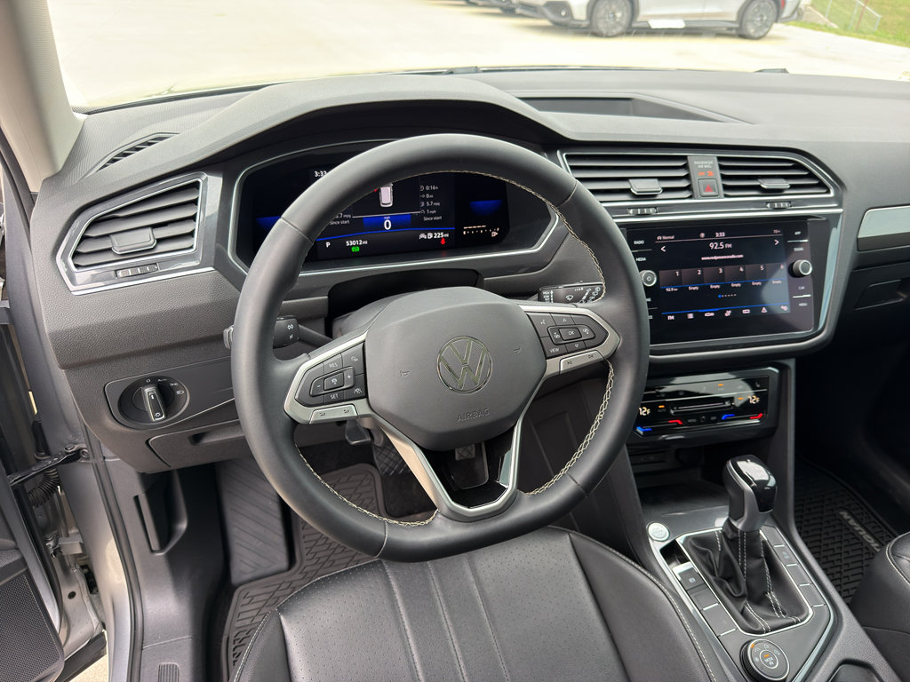 Used 2022 Volkswagen Tiguan SE w/ Panoramic Sunroof Package AWD/4WD image 12