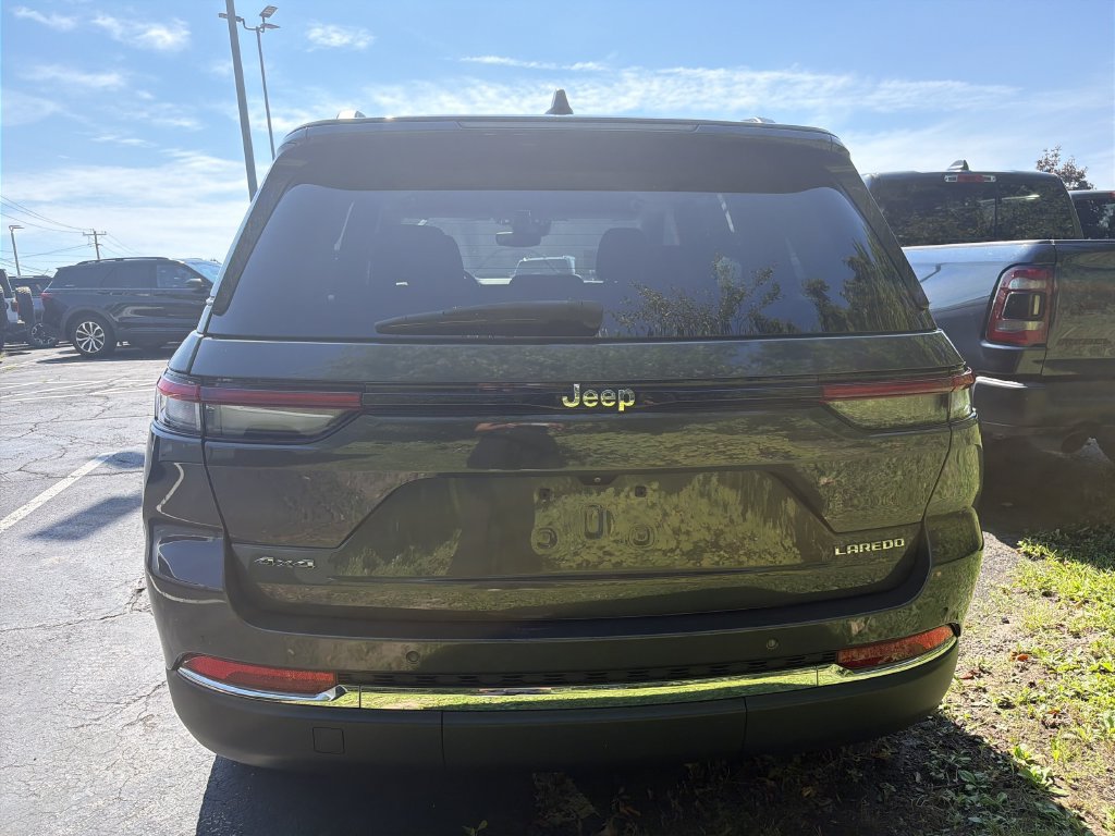 Used 2022 Jeep Grand Cherokee Laredo w/ Luxury Tech Group I AWD/4WD image 7