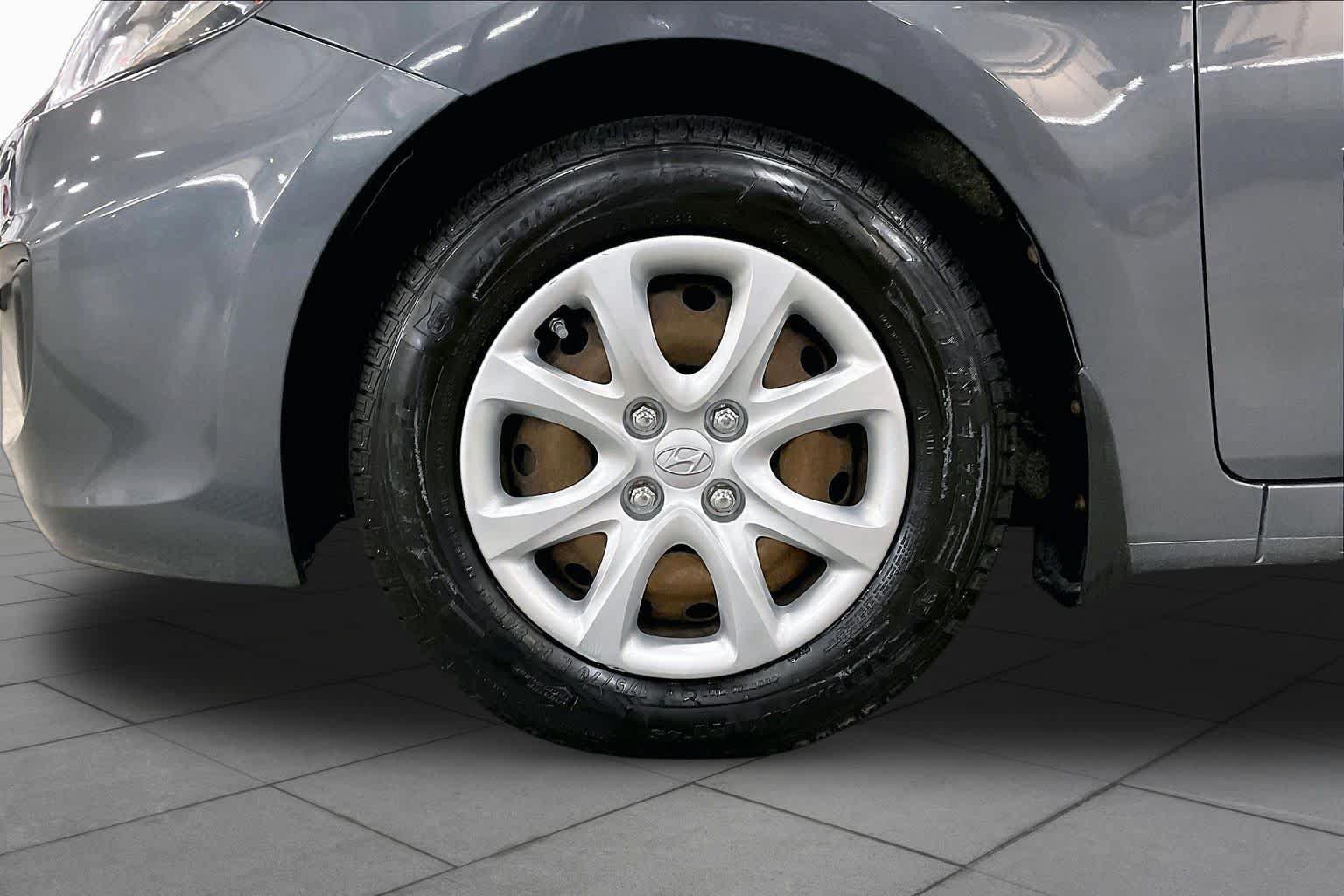 Used 2012 Hyundai Accent GS FWD image 11