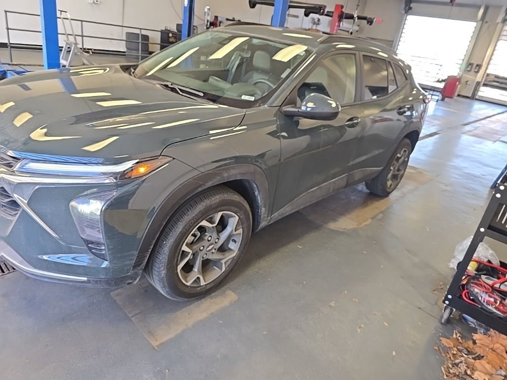 Used 2025 Chevrolet Trax LT w/ Driver Confidence Package image 2