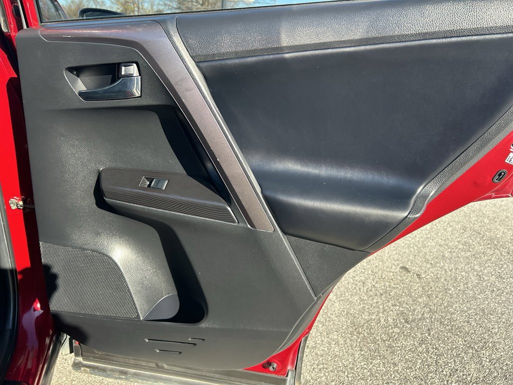 Used 2018 Toyota RAV4 SE image 24