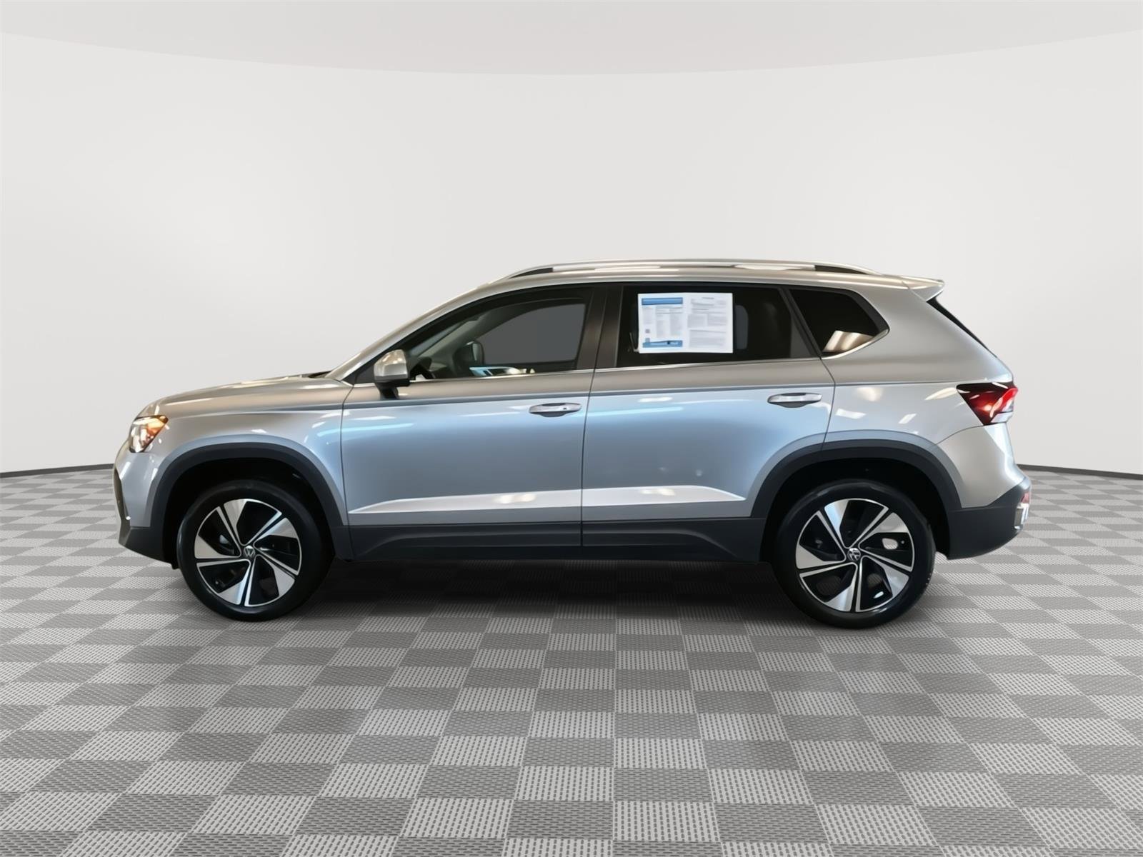 Used 2025 Volkswagen Taos SE AWD/4WD image 8