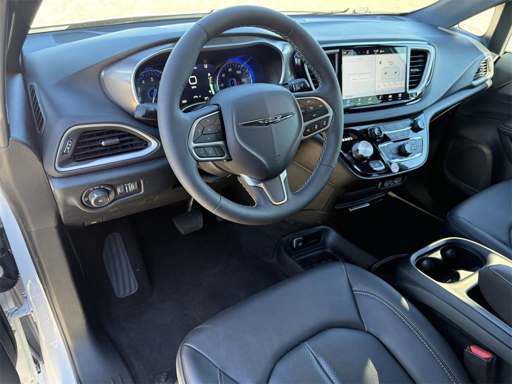 Used 2025 Chrysler Pacifica Select image 11
