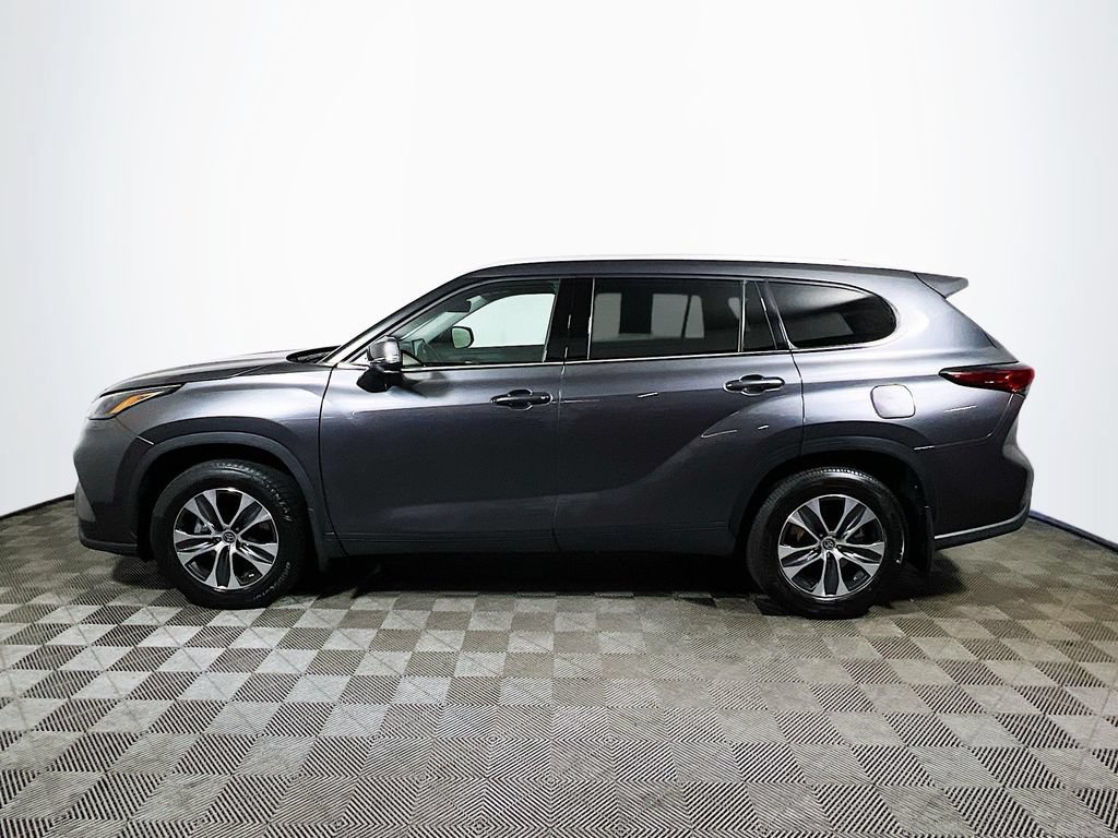 Used 2022 Toyota Highlander XLE AWD/4WD image 4