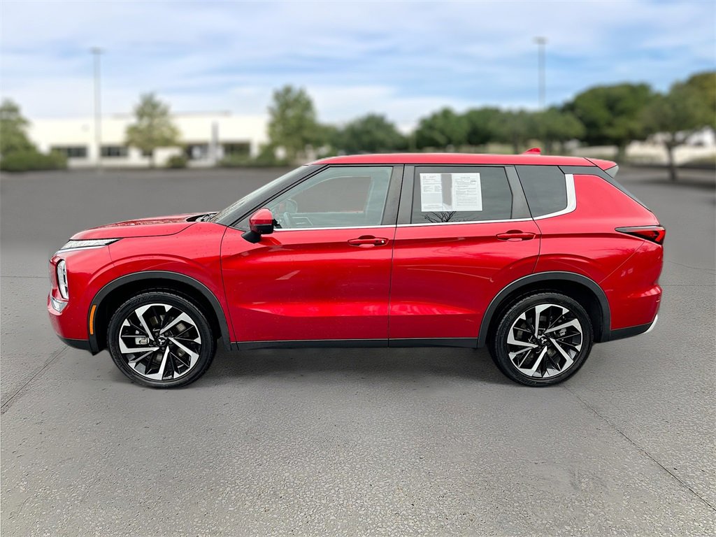 Used 2023 Mitsubishi Outlander SE image 3