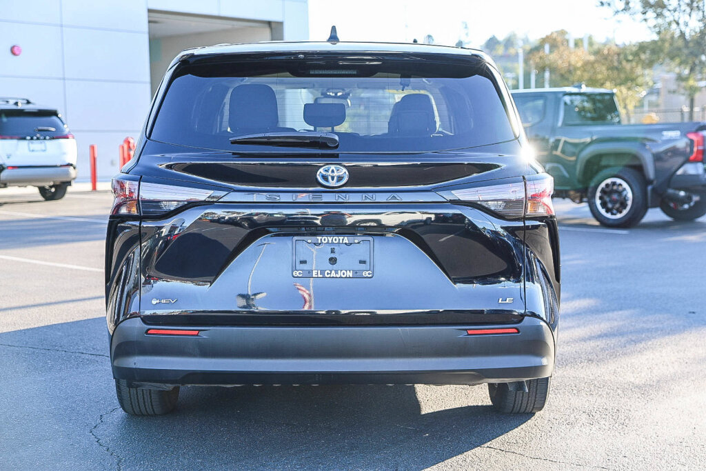 Used 2025 Toyota Sienna LE FWD image 20