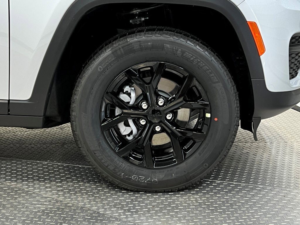 New 2025 Jeep Grand Cherokee Altitude image 4