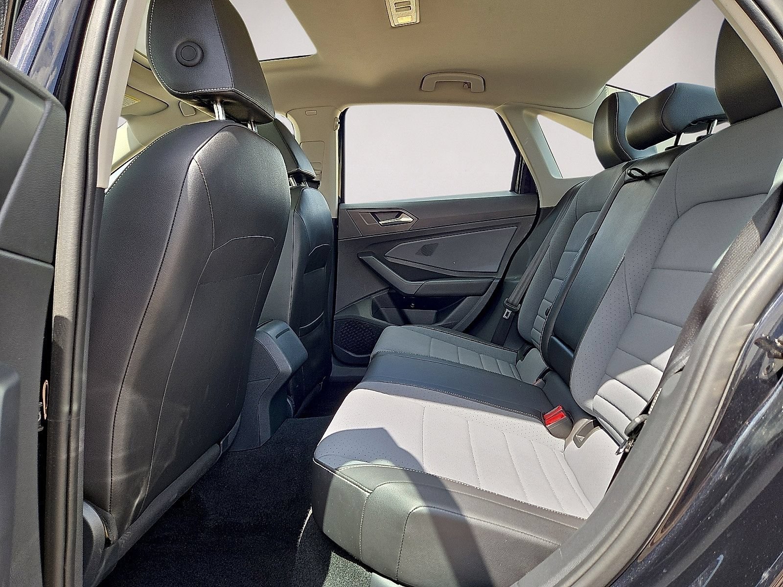 Used 2025 Volkswagen Jetta SE FWD image 14