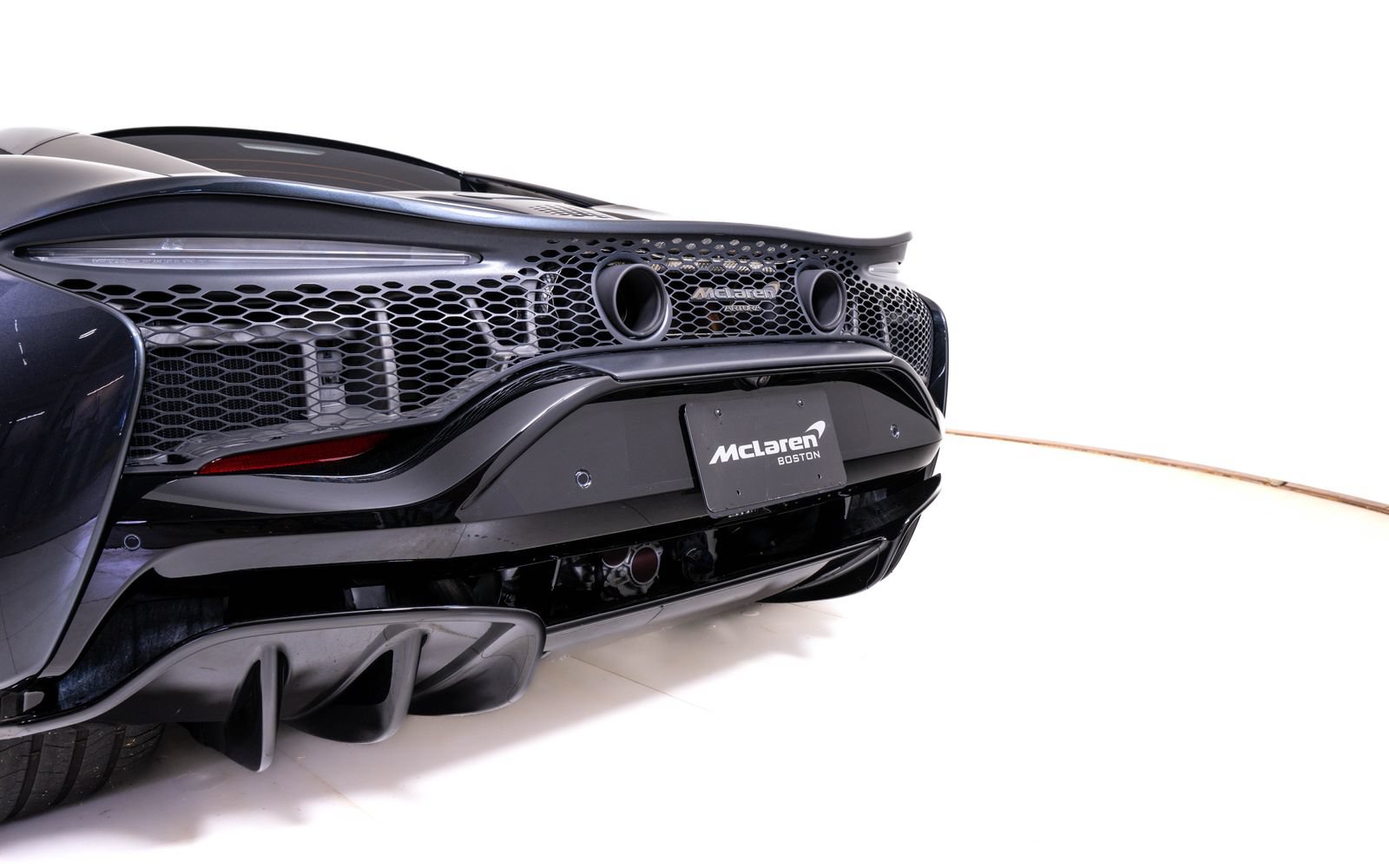 Used 2025 McLaren Artura RWD image 12