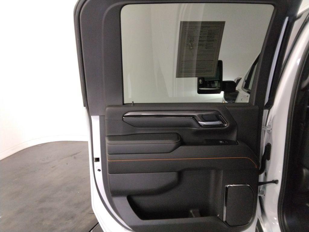 Used 2025 GMC Sierra 2500 AT4 image 31