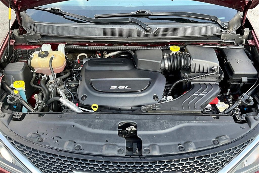 Used 2018 Chrysler Pacifica Touring-L image 28