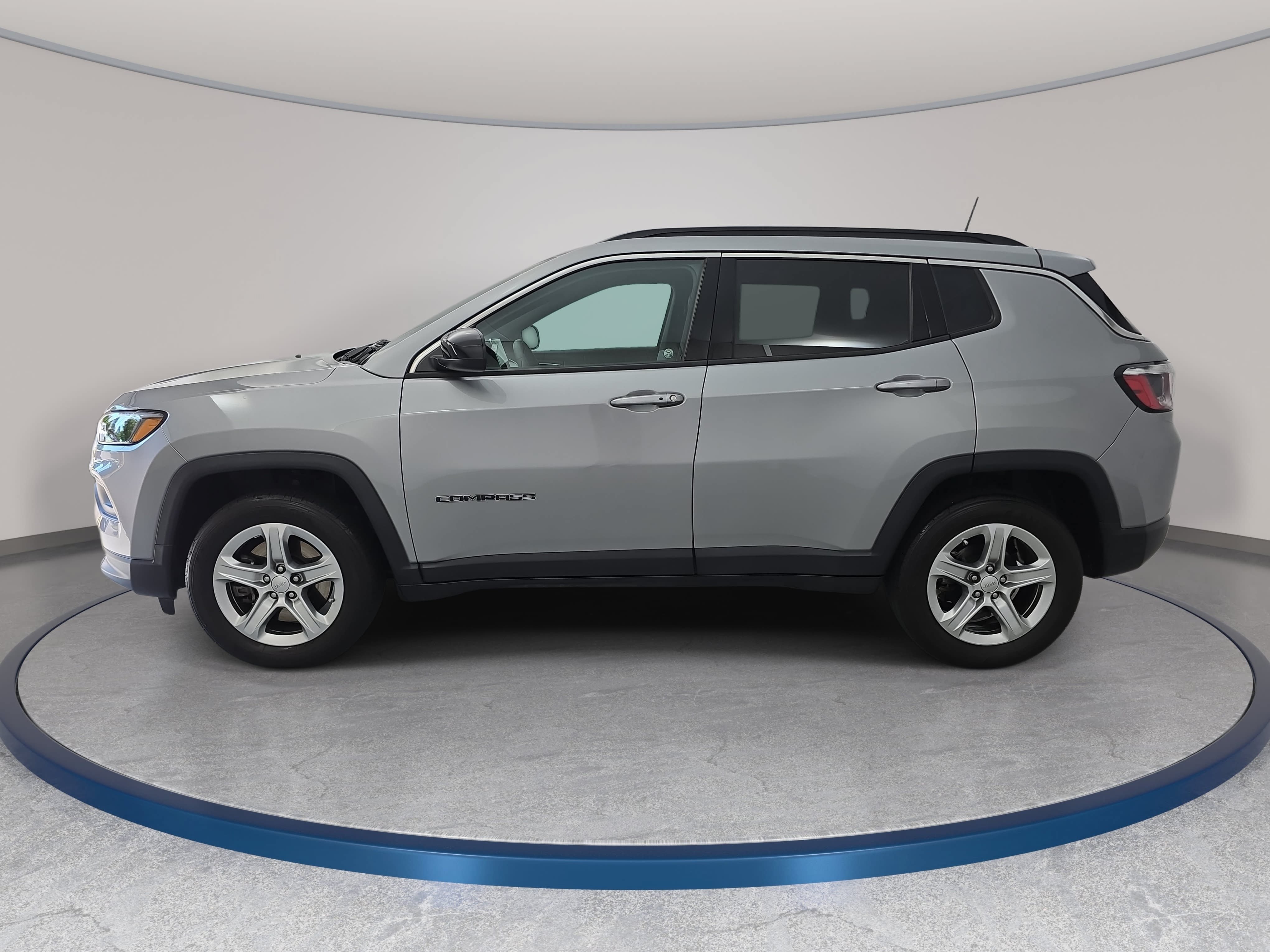 Used 2024 Jeep Compass Latitude w/ Convenience Group AWD/4WD image 8