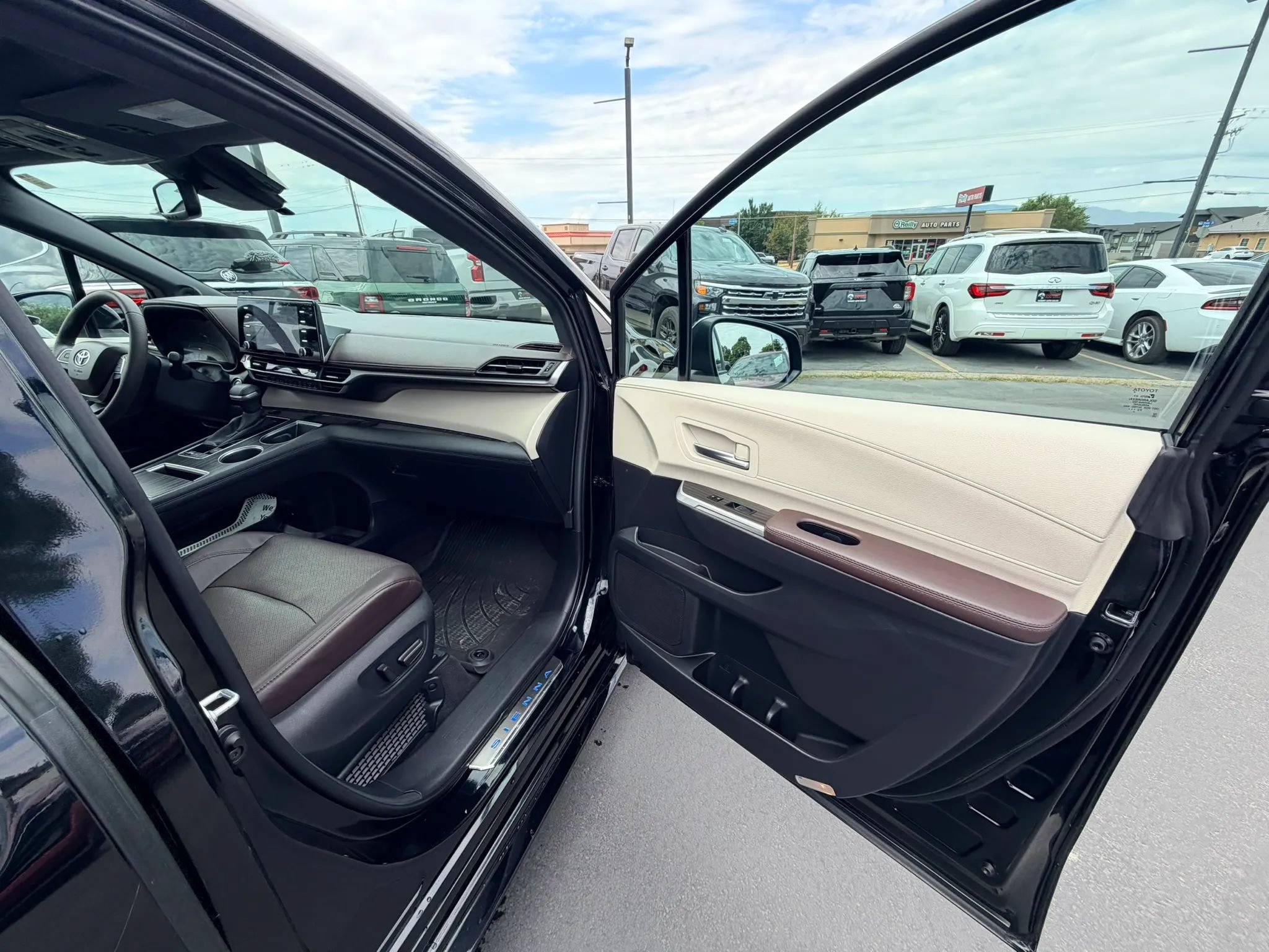 Used 2024 Toyota Sienna Platinum FWD image 25