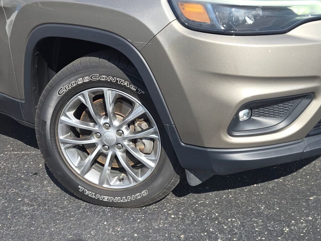 Used 2019 Jeep Cherokee Latitude Plus w/ Comfort/Convenience Group image 3