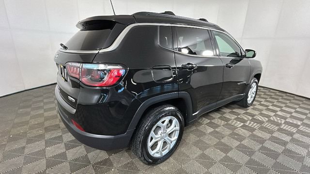 Used 2024 Jeep Compass Latitude w/ Sun and Sound Group AWD/4WD image 3