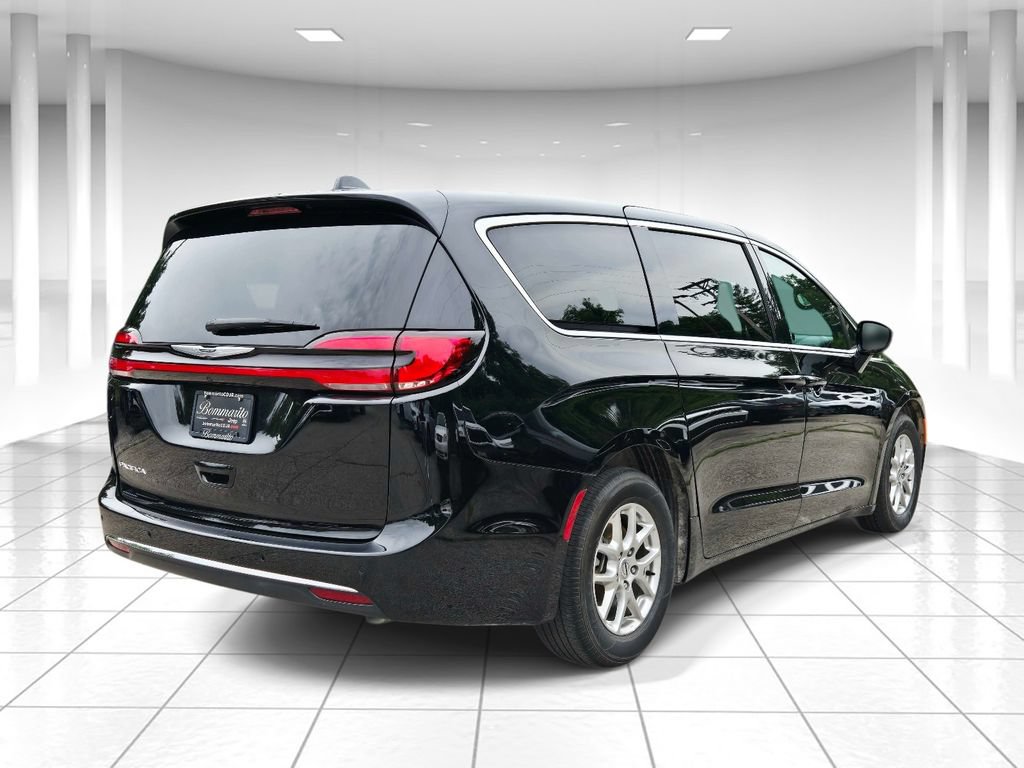 Used 2025 Chrysler Pacifica Select FWD image 3