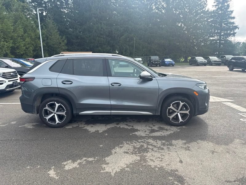 Used 2025 Volkswagen Tiguan SE w/ Panoramic Sunroof Package AWD/4WD image 14