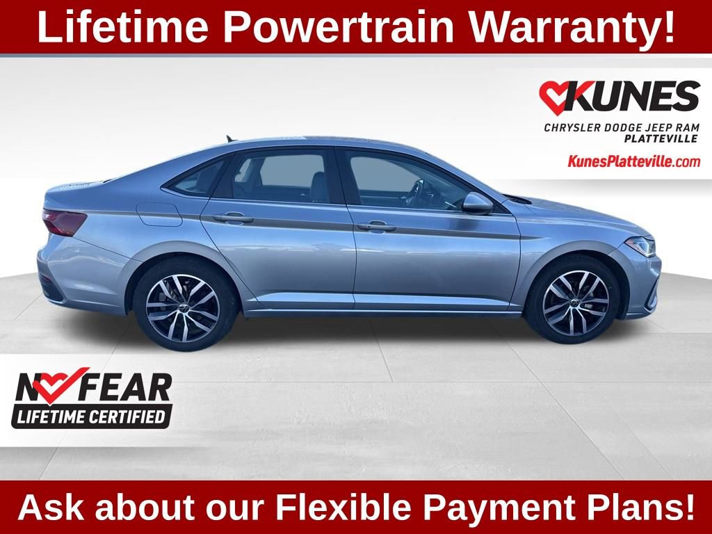 Used 2025 Volkswagen Jetta SE FWD image 2