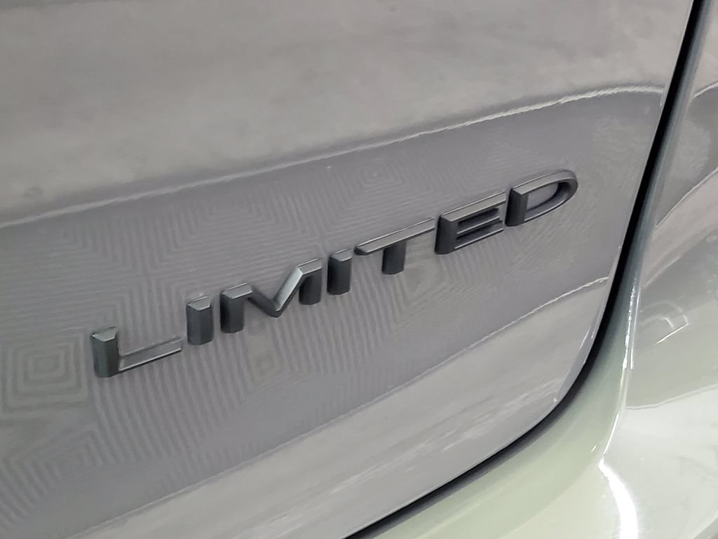 Used 2025 Chrysler Pacifica Limited FWD image 31