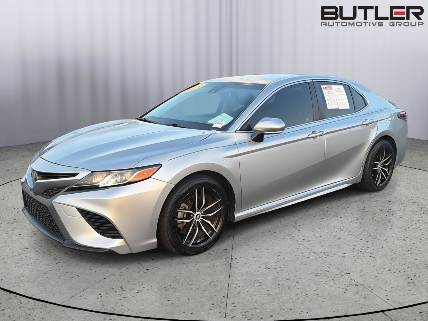 Used 2018 Toyota Camry SE w/ Convenience Package FWD image 2