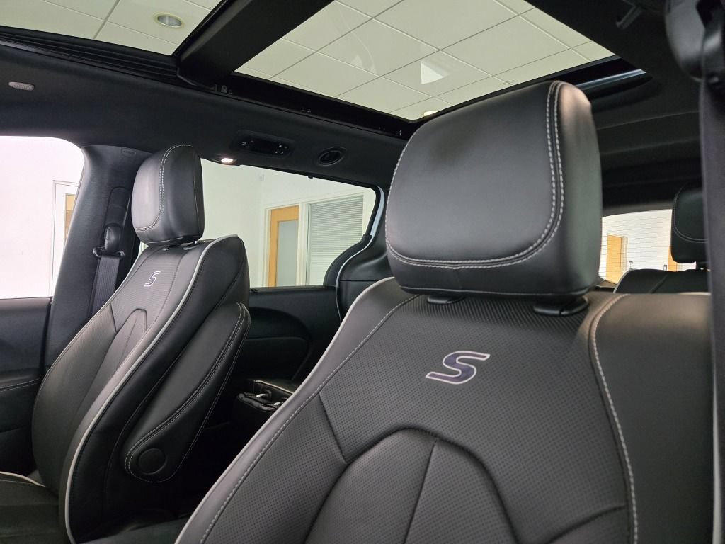 Used 2025 Chrysler Pacifica Limited FWD image 25