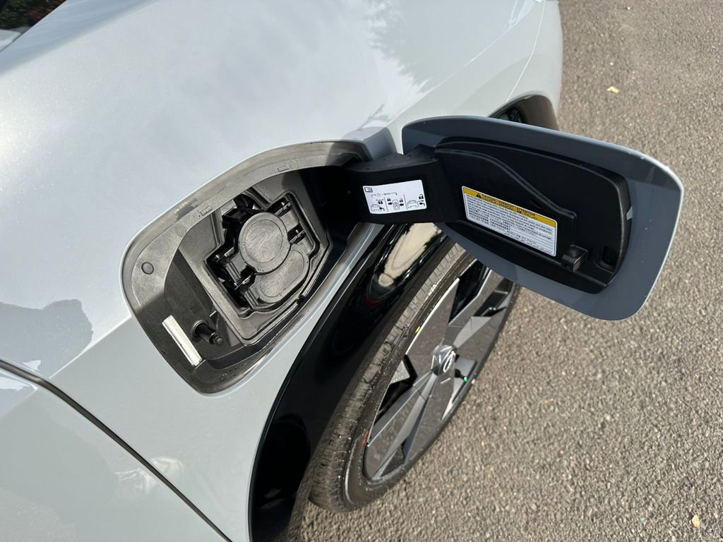 Certified 2025 Nissan Ariya Platinum image 32