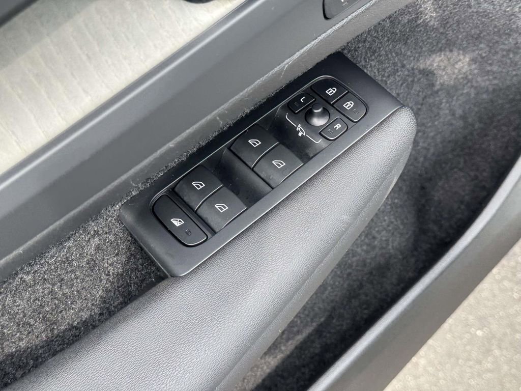 Certified 2023 Volvo XC40 B5 Plus w/ Driver Assist Package AWD/4WD image 18