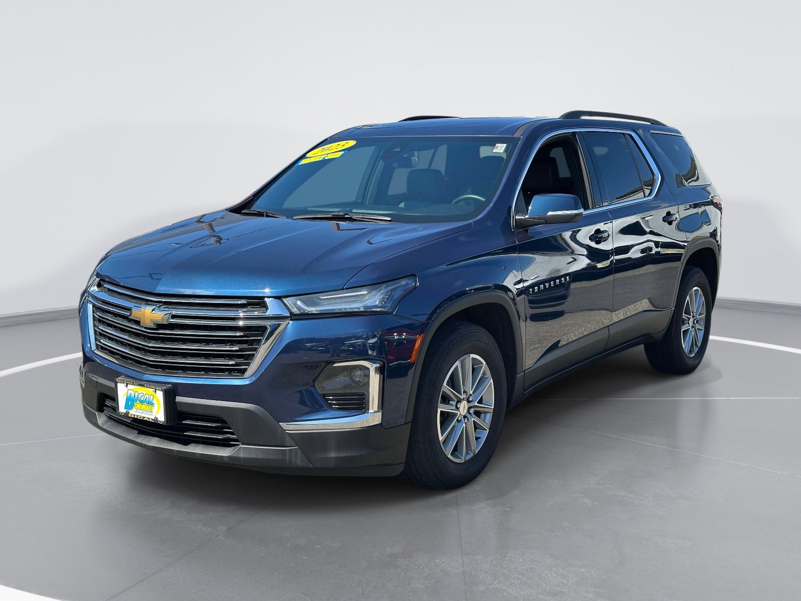 Used 2023 Chevrolet Traverse LT image 3
