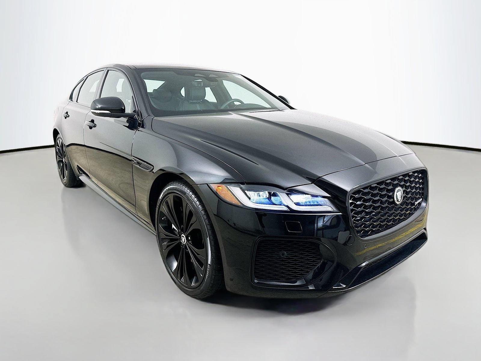 Used 2024 Jaguar XF R-Dynamic SE AWD/4WD image 3