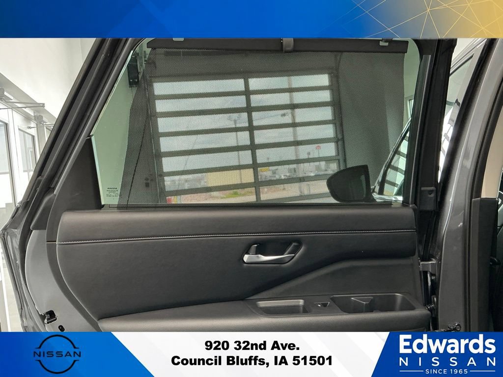 Used 2025 Nissan Pathfinder SL AWD/4WD image 16
