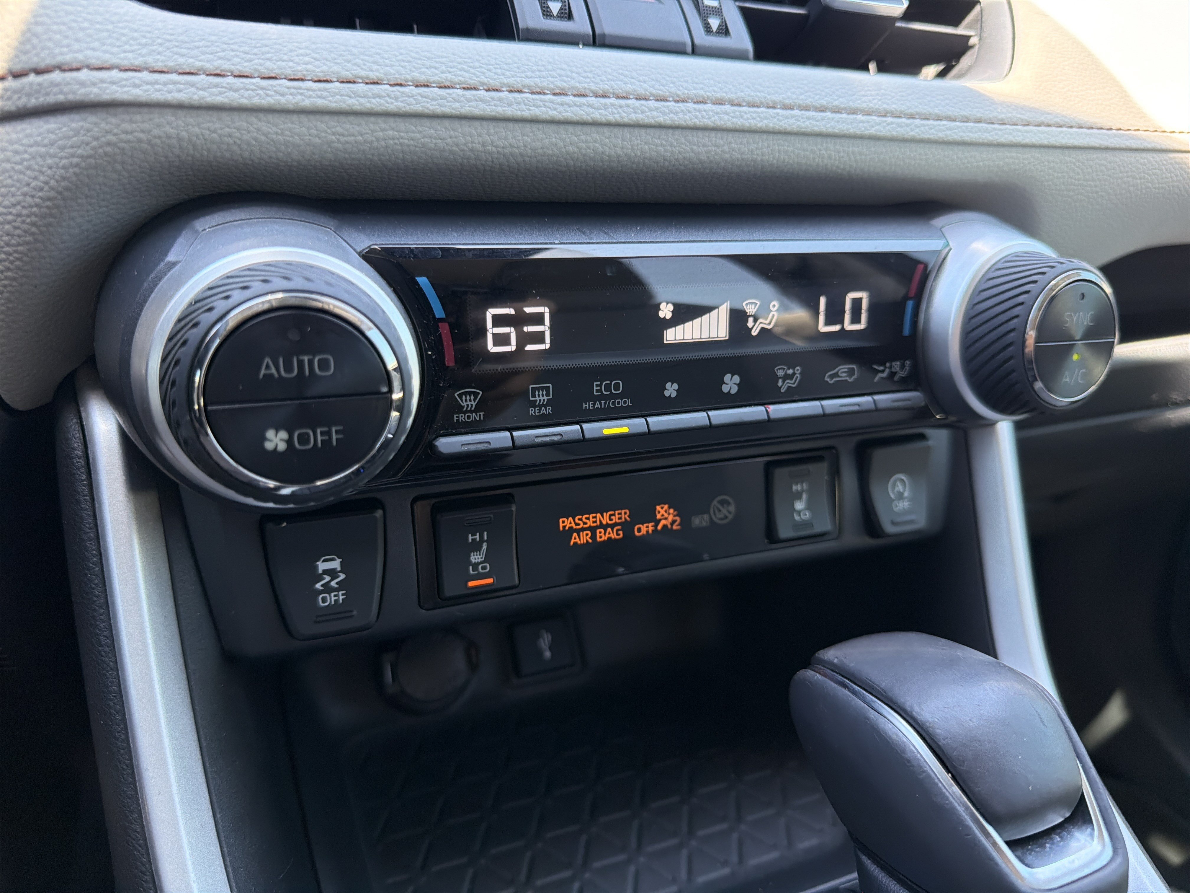 Used 2020 Toyota RAV4 XLE Premium FWD image 30
