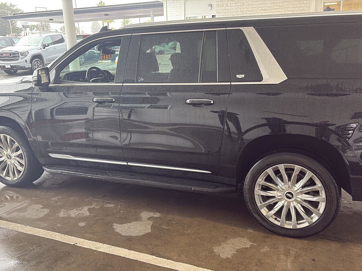 Used 2022 Cadillac Escalade ESV Premium Luxury image 5