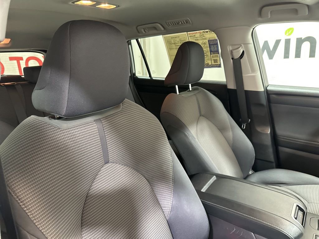 Used 2024 Toyota Highlander LE image 12