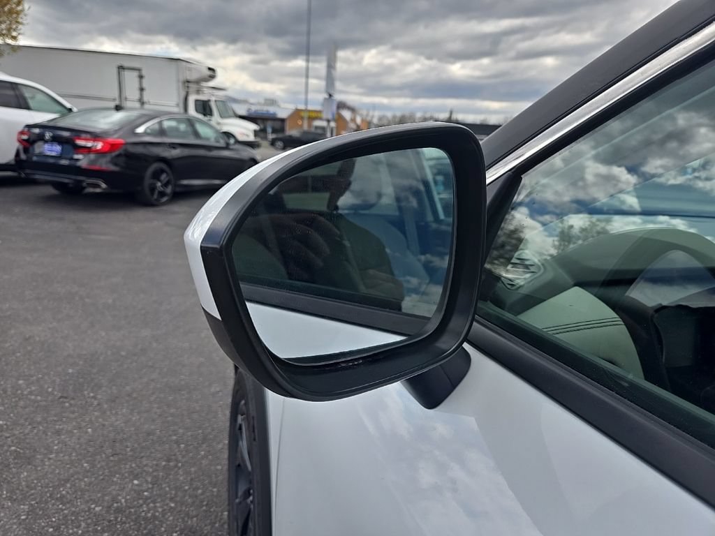 Used 2025 Nissan Rogue SV AWD/4WD image 32