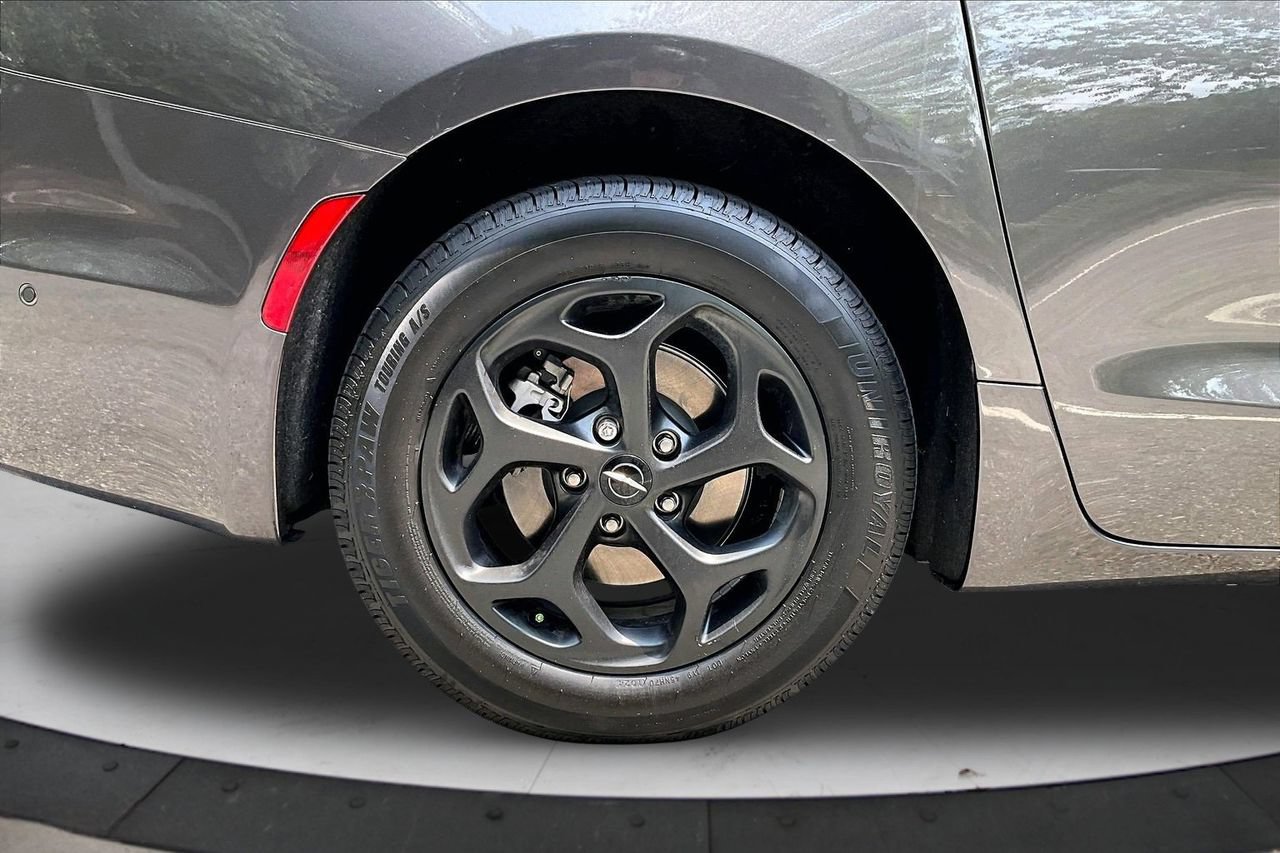 Used 2023 Chrysler Pacifica Limited w/ S Appearance Package FWD image 37