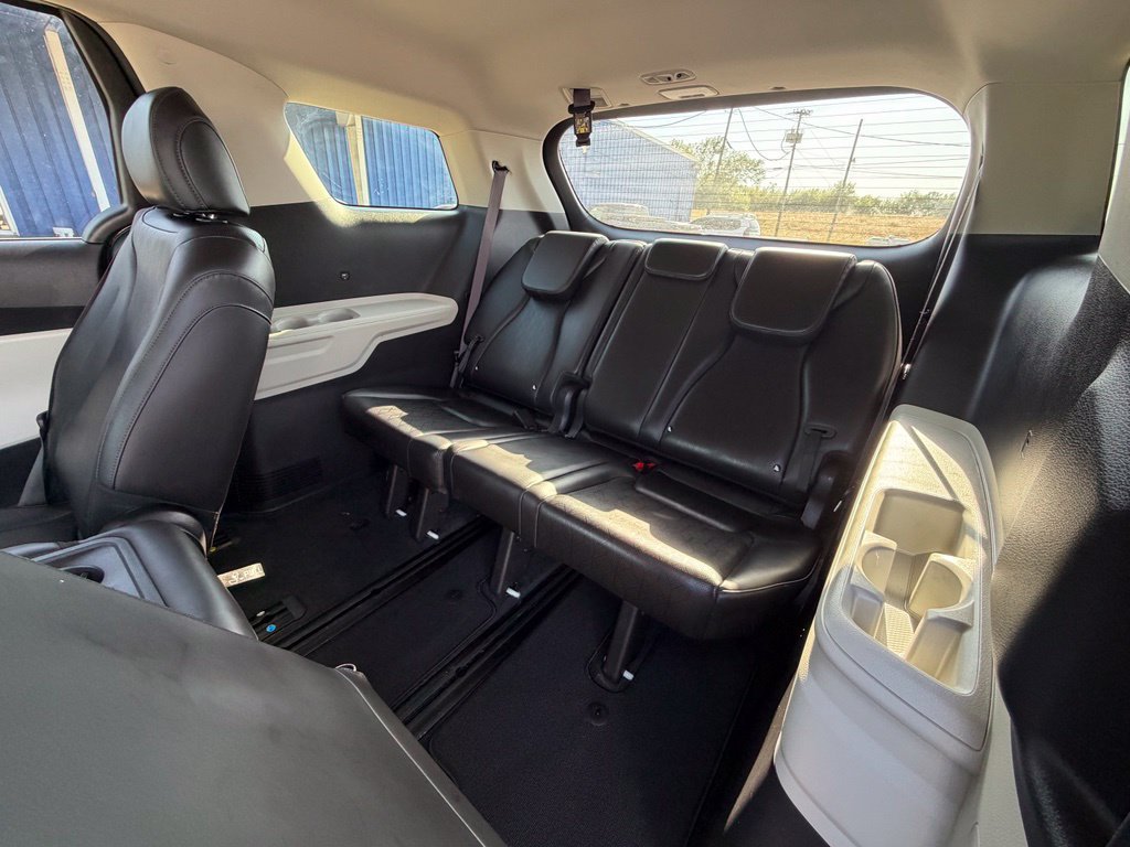 Used 2022 Kia Carnival LX FWD image 16
