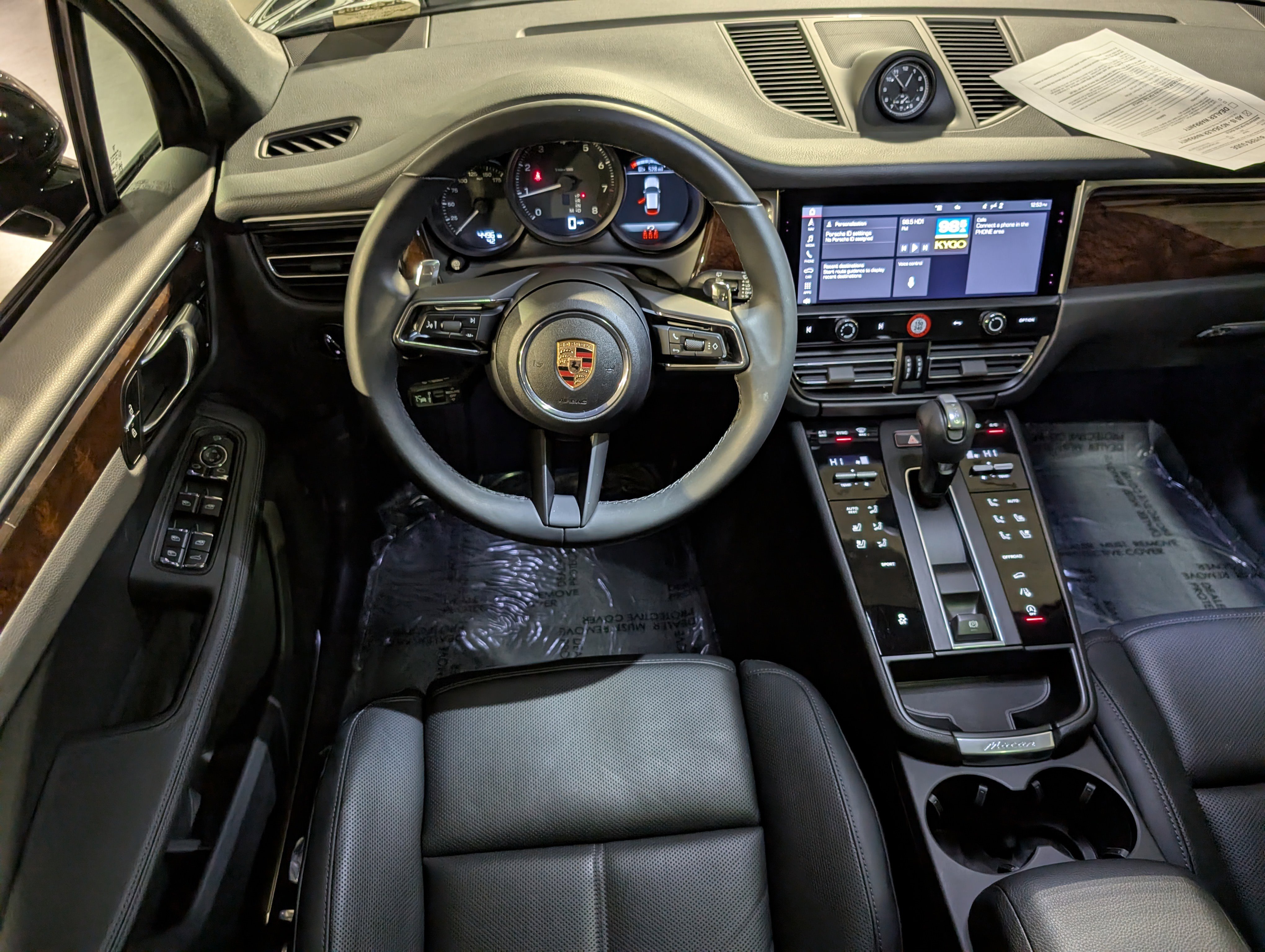 Certified 2025 Porsche Macan image 6