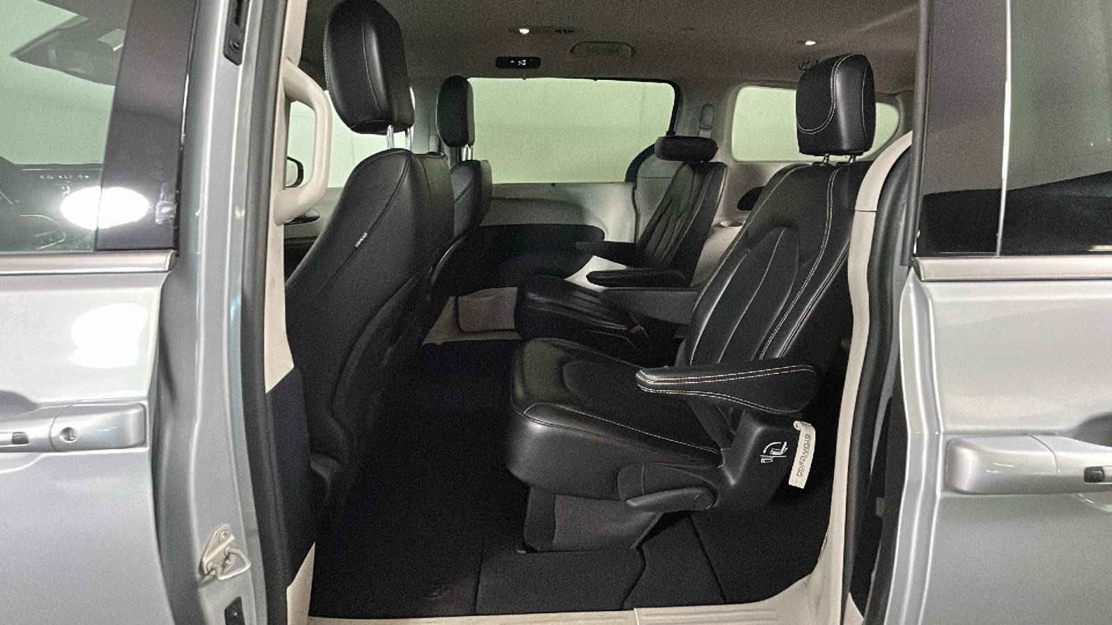 Used 2024 Chrysler Pacifica Touring-L FWD image 30