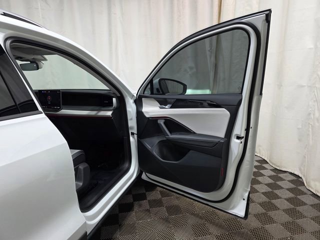 Certified 2025 Volkswagen Tiguan SE image 33