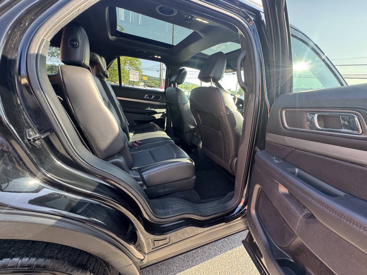 Used 2018 Ford Explorer XLT w/ Equipment Group 202A AWD/4WD image 24