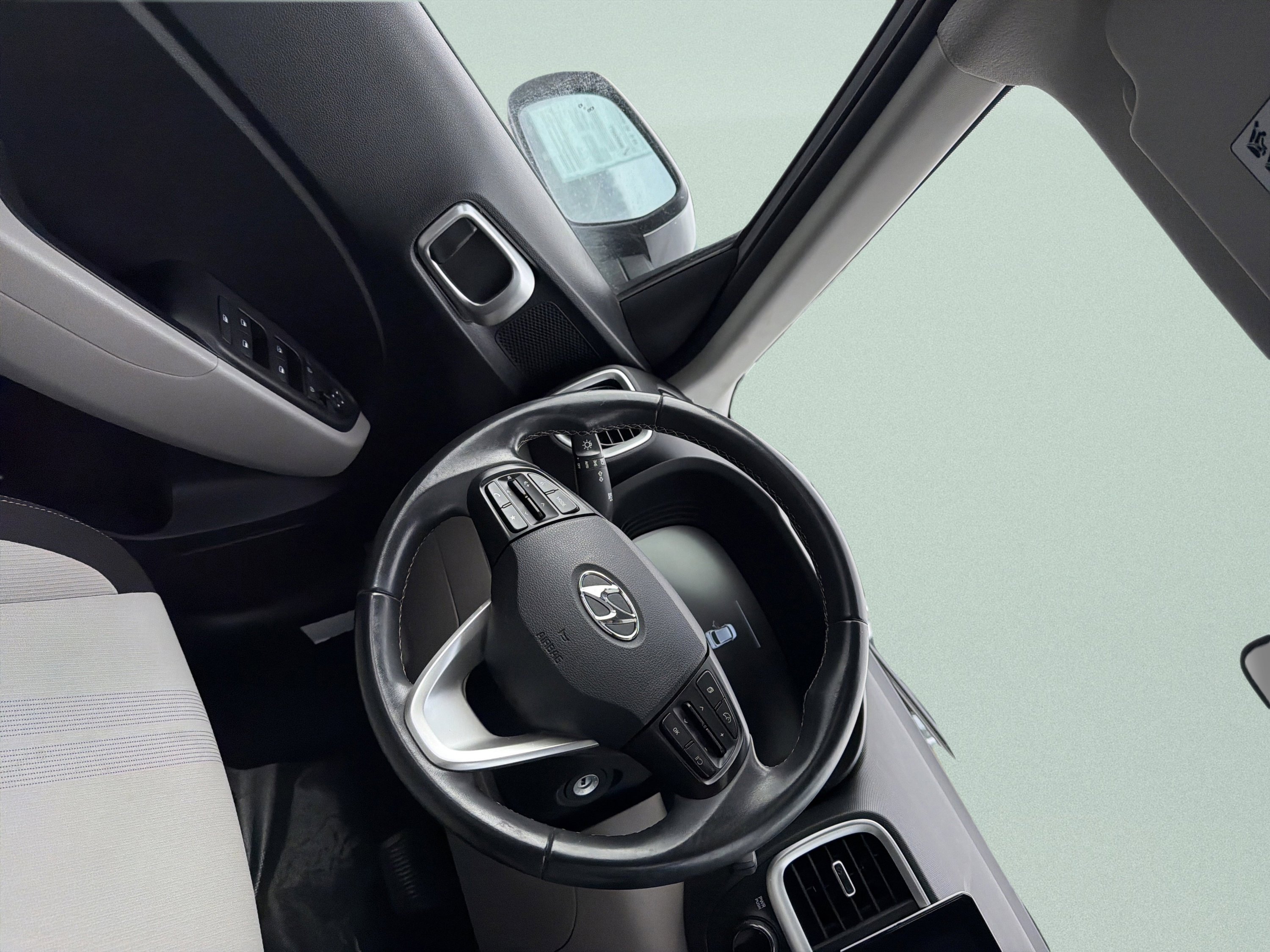 Used 2023 Hyundai Venue SEL image 43