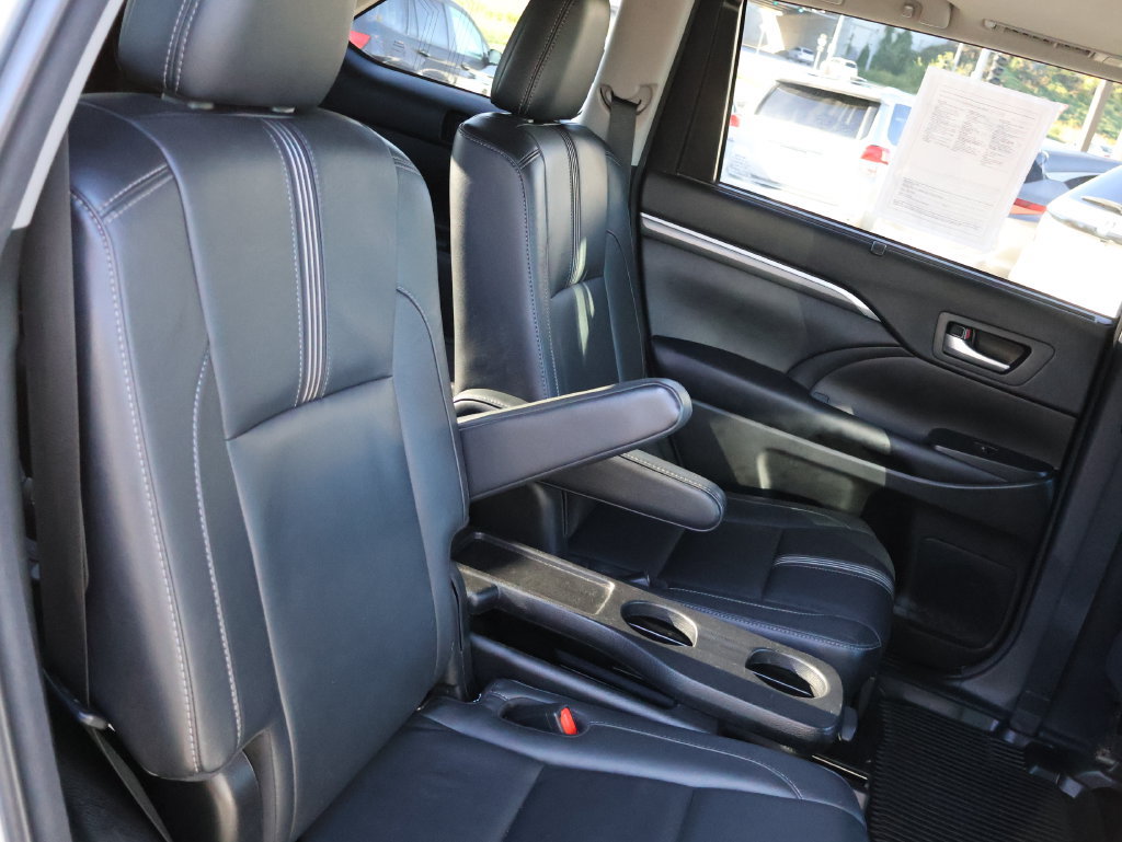 Used 2017 Toyota Highlander SE AWD/4WD image 12