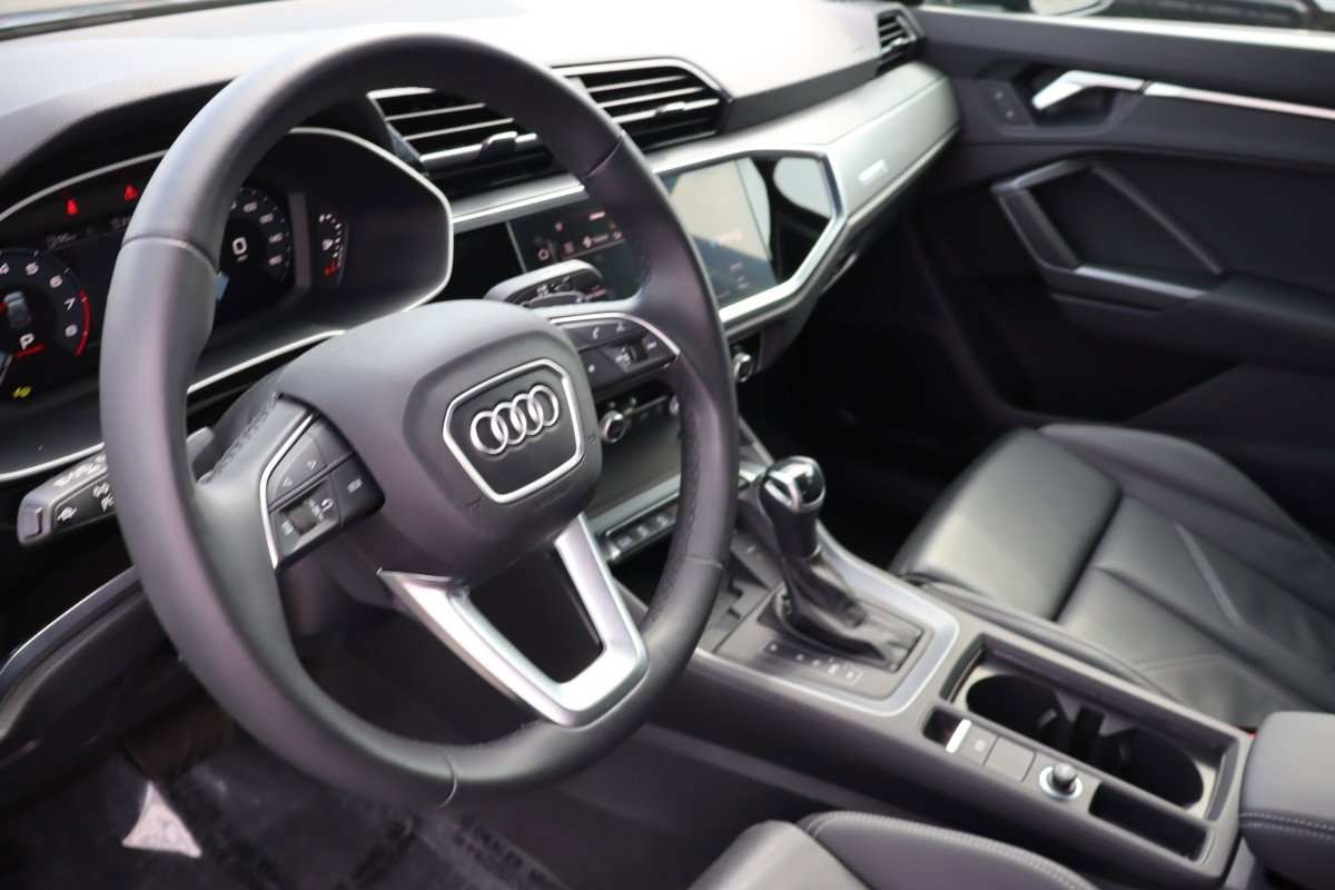 Used 2025 Audi Q3 2.0T Premium w/ Convenience Package image 9